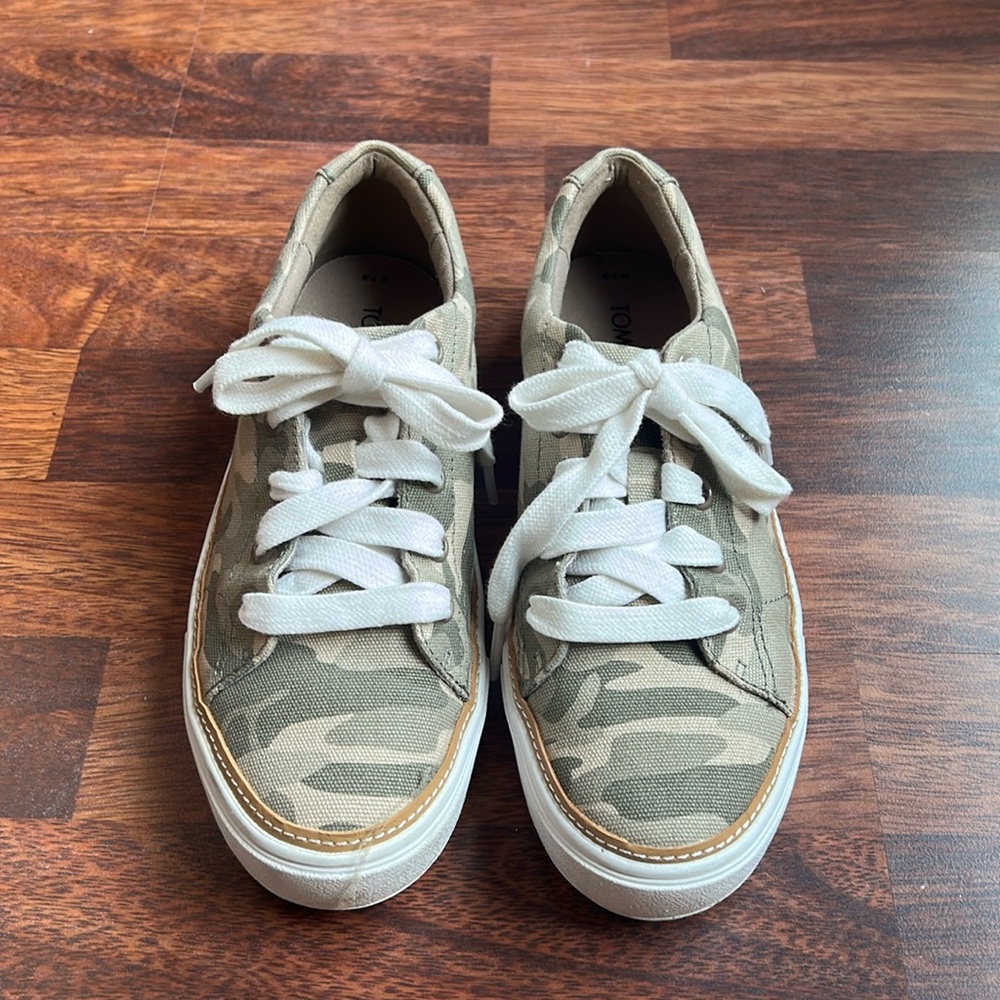 Size 7.5 Toms camo sneakers.